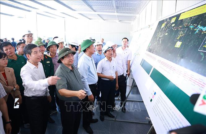 Thủ tướng Phạm Minh Chính kiểm tra các tuyến đường bộ cao tốc và kết quả triển khai Chiến dịch Quang Trung ở miền Trung- Ảnh 2.