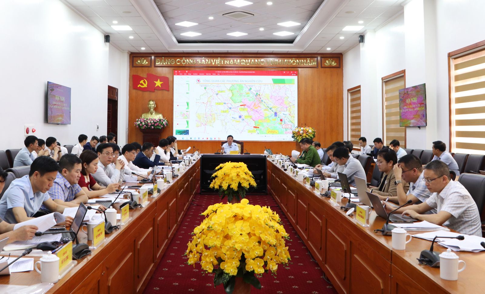 Lai Châu: Chủ tịch UBND tỉnh chủ trì Hội nghị công tác chuẩn bị Dự án cao tốc Bảo Hà - Lai Châu (CT.13)- Ảnh 4.