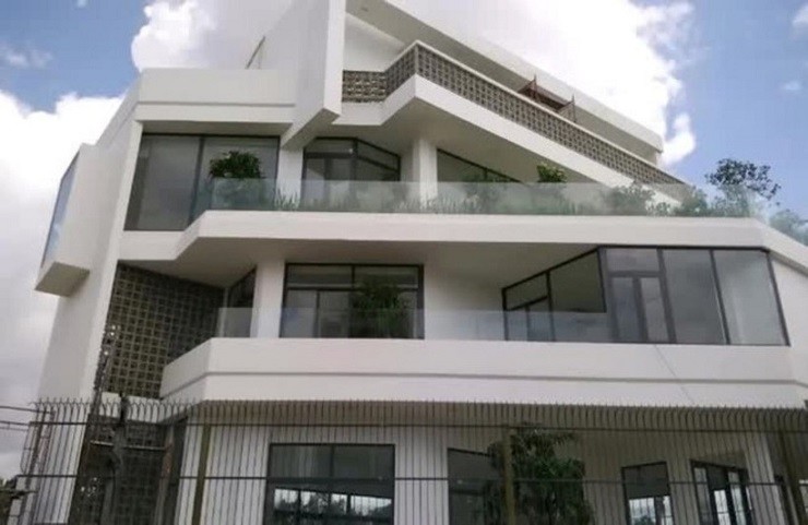 Biệt thự sân vườn bạc tỷ bề thế ở ngoại ô TP. HCM của vợ chồng Lý Hải - Minh Hà: Vị trí đắc địa, nội thất bằng gỗ cao cấp- Ảnh 2.