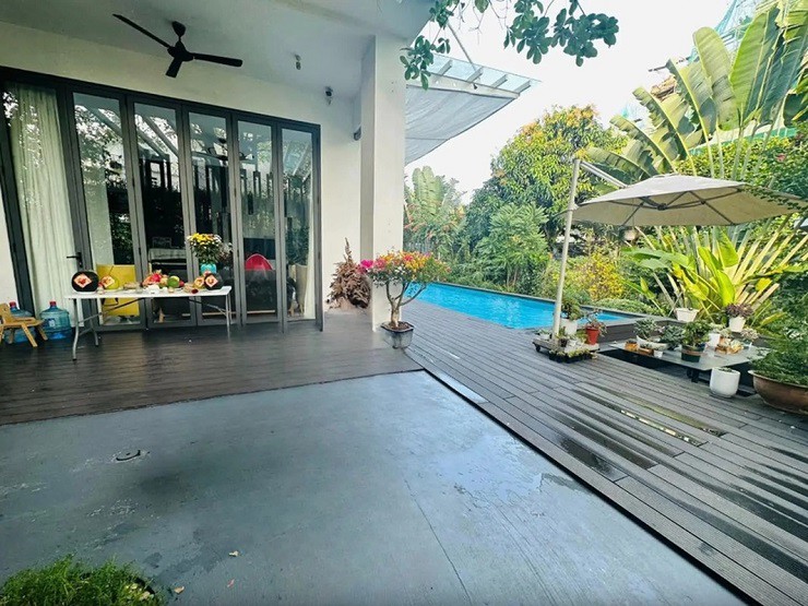 Biệt thự sân vườn bạc tỷ bề thế ở ngoại ô TP. HCM của vợ chồng Lý Hải - Minh Hà: Vị trí đắc địa, nội thất bằng gỗ cao cấp- Ảnh 3.