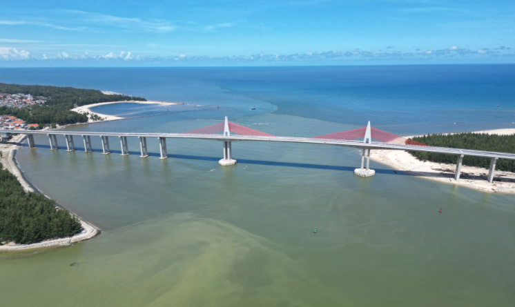 Chỉ vài tháng nữa, chính thức vận hành cầu dây văng vượt biển dài nhất miền Trung, kết thúc hơn 100 năm di chuyển bằng đò của người dân đôi bờ- Ảnh 1. Chỉ vài tháng nữa, chính thức vận hành cầu dây văng vượt biển dài nhất miền Trung, kết thúc hơn 100 năm di chuyển bằng đò của người dân đôi bờ- Ảnh 1.