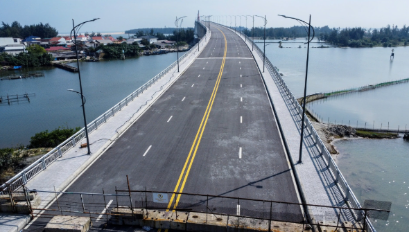 Chỉ vài tháng nữa, chính thức vận hành cầu dây văng vượt biển dài nhất miền Trung, kết thúc hơn 100 năm di chuyển bằng đò của người dân đôi bờ- Ảnh 2. Chỉ vài tháng nữa, chính thức vận hành cầu dây văng vượt biển dài nhất miền Trung, kết thúc hơn 100 năm di chuyển bằng đò của người dân đôi bờ- Ảnh 2.