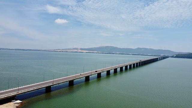 Siêu cầu vượt biển từng dài nhất Việt Nam suốt 10 năm: Được chi gần 30 tỷ để nâng cấp, chịu thử tải của đoàn xe trăm tấn, sẽ có công trình 'song sinh' phá thế bao vây- Ảnh 2.