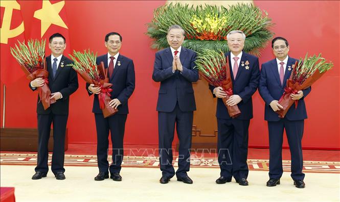 Tổng Bí thư Tô Lâm chủ trì Lễ trao tặng Huân chương Quân công và Huy hiệu Đảng- Ảnh 6. Tổng Bí thư Tô Lâm chủ trì Lễ trao tặng Huân chương Quân công và Huy hiệu Đảng- Ảnh 6.