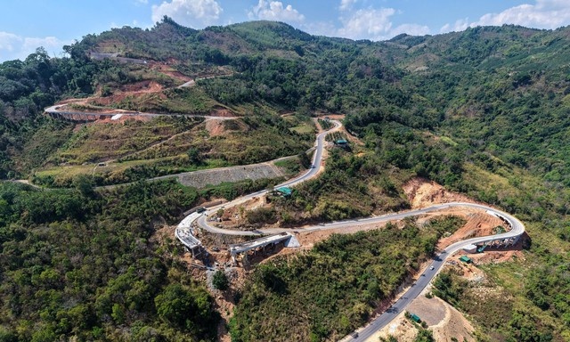 Sắp thông xe cung đường mới gần 1.500 tỷ băng qua con đèo hiểm trở, kết nối đến Đà Lạt- Ảnh 2. Sắp thông xe cung đường mới gần 1.500 tỷ băng qua con đèo hiểm trở, kết nối đến Đà Lạt- Ảnh 2.