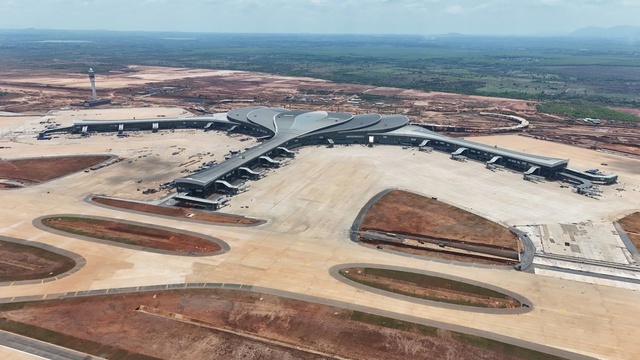 Chỉ 3 tháng nữa, hoàn thành xây dựng đường cất hạ cánh thứ 2 của siêu sân bay- Ảnh 1.