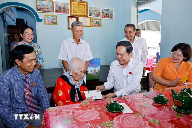 Chủ tịch Quốc hội dâng hương tại Di tích lịch sử quốc gia Ngã Ba Giồng- Ảnh 2.