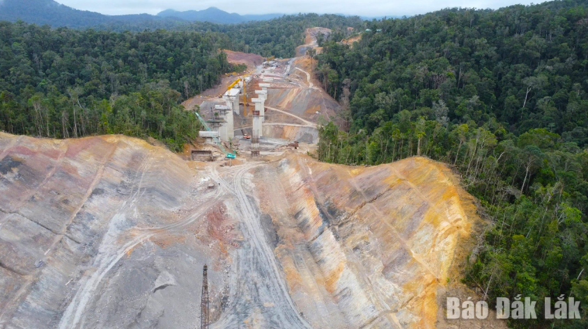 Chỉ 2 tháng nữa, chính thức thông xe một phần tuyến cao tốc nối ‘rừng – biển’ đầu tiên của Việt Nam- Ảnh 1.