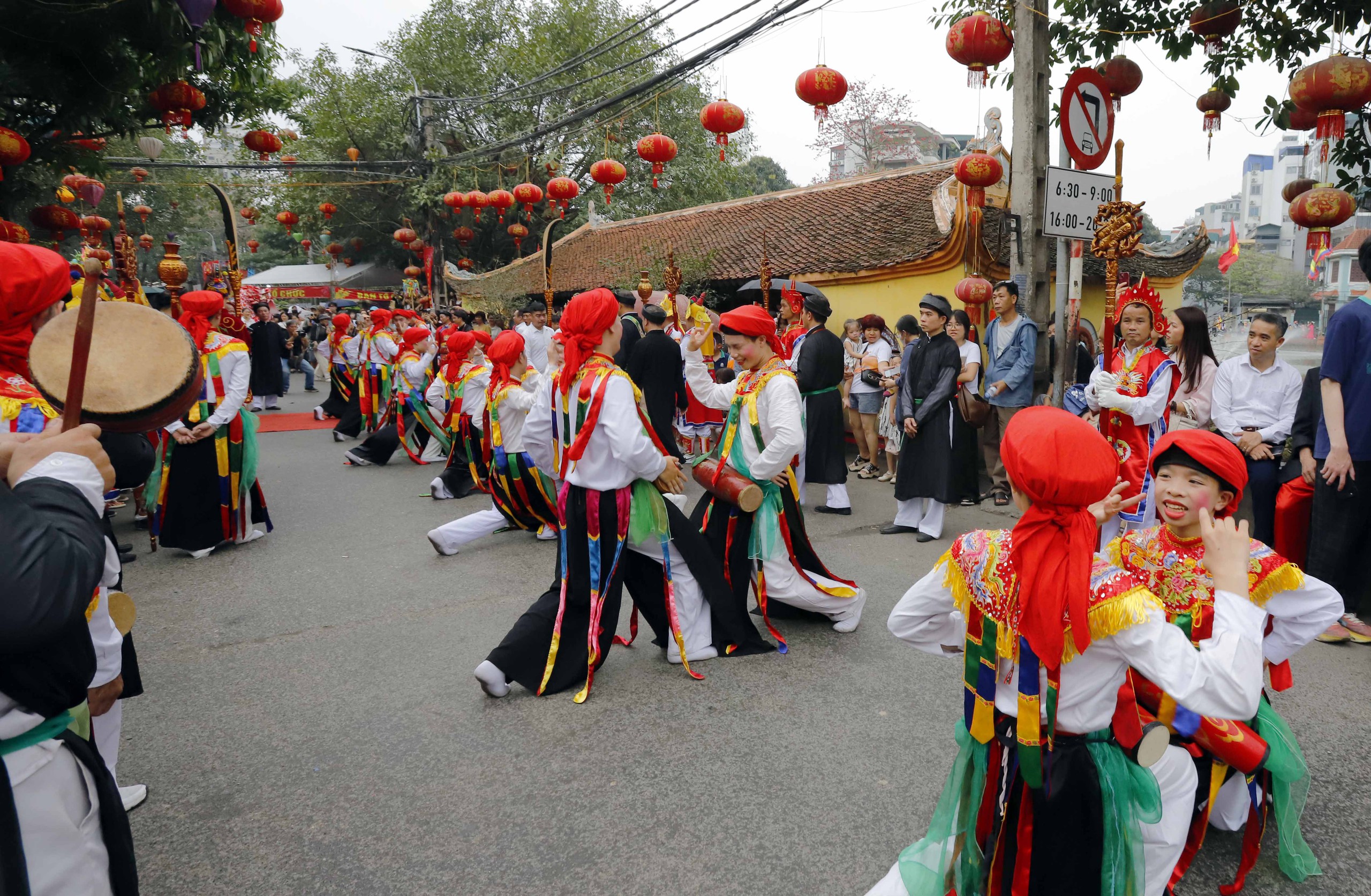 Photo Travel: Lả lơi má đỏ, môi hồng múa điệu "con đĩ đánh bồng" ngày xuân