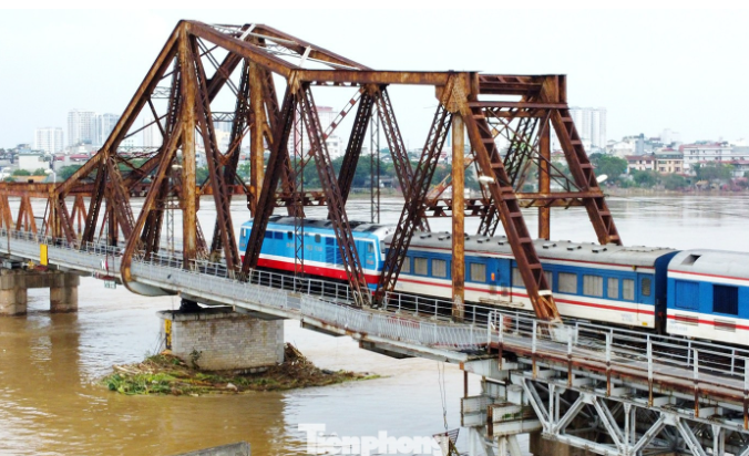 Sắp dừng chạy tàu qua cây cầu sắt có tuổi đời lớn nhất Việt Nam- Ảnh 1.
