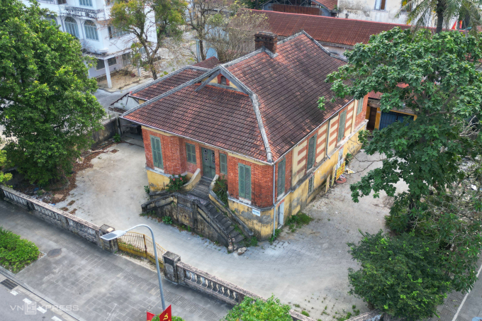 Sẽ phá dỡ căn biệt thự Pháp cổ hơn trăm tuổi sở hữu kiến trúc độc đáo, nằm ở khu 'đất vàng' tại TP trẻ nhất Việt Nam để làm khách sạn 800 tỷ- Ảnh 1. Sẽ phá dỡ căn biệt thự Pháp cổ hơn trăm tuổi sở hữu kiến trúc độc đáo, nằm ở khu 'đất vàng' tại TP trẻ nhất Việt Nam để làm khách sạn 800 tỷ- Ảnh 1.