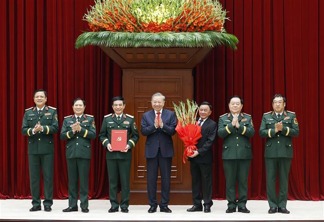 Hội nghị công bố Quyết định của Bộ Chính trị về công tác cán bộ- Ảnh 3.