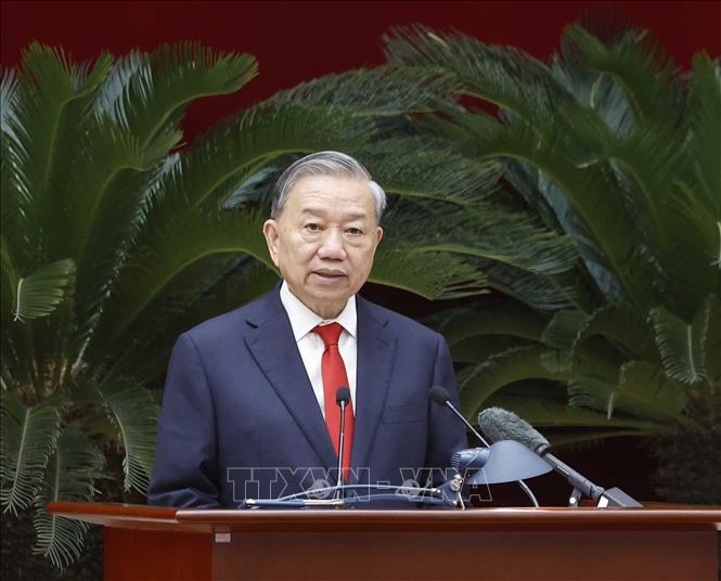 Hội nghị công bố Quyết định của Bộ Chính trị về công tác cán bộ- Ảnh 2.