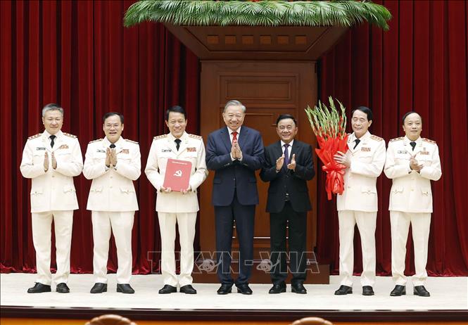 Hội nghị công bố Quyết định của Bộ Chính trị về công tác cán bộ- Ảnh 4.