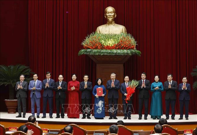 Hội nghị công bố Quyết định của Bộ Chính trị về công tác cán bộ- Ảnh 5.