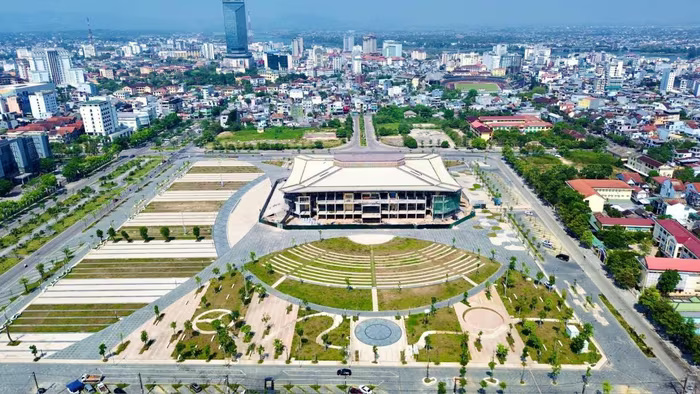 Thành phố trẻ nhất Việt Nam sắp hoàn thiện quảng trường 200 tỷ, bên trong có nhà thi đấu sức chứa 4.000 người- Ảnh 1.