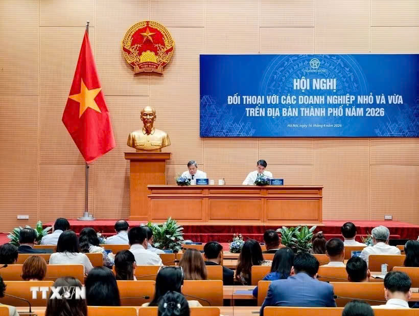 Hà Nội đối thoại với doanh nghiệp, cam kết tháo gỡ vướng mắc- Ảnh 1.