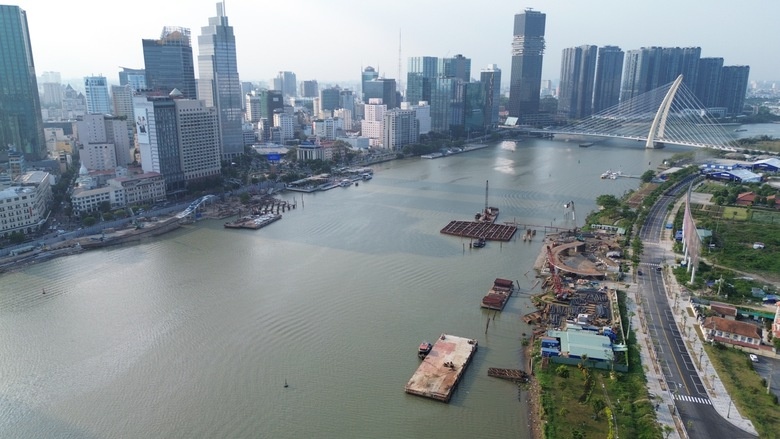 Cầu đi bộ vượt sông 1.000 tỷ sắp hoàn thiện với kết cấu vòm thép không gian lần đầu tiên xuất hiện tại Việt Nam- Ảnh 2.