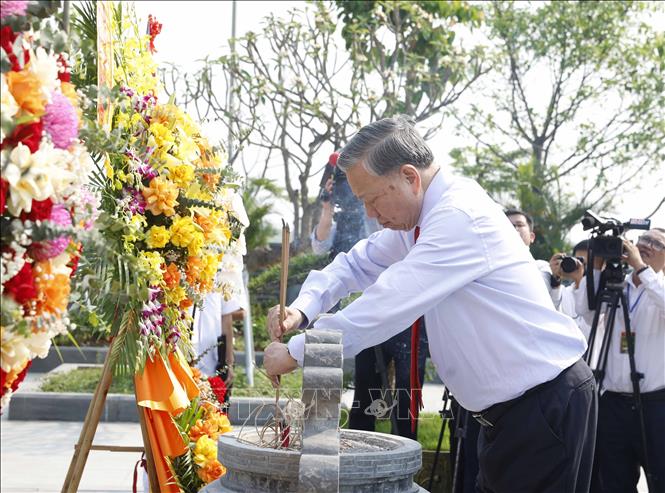 Tổng Bí thư, Chủ tịch nước Tô Lâm dâng hương tưởng niệm Tổng Bí thư Hà Huy Tập- Ảnh 2.