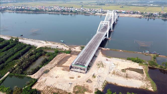 Cầu vòm thép nghìn tỷ tại tỉnh hẹp nhất Việt Nam đã sáng đèn nhưng chưa thể thông xe, lãnh đạo địa phương trực tiếp vào cuộc- Ảnh 1.