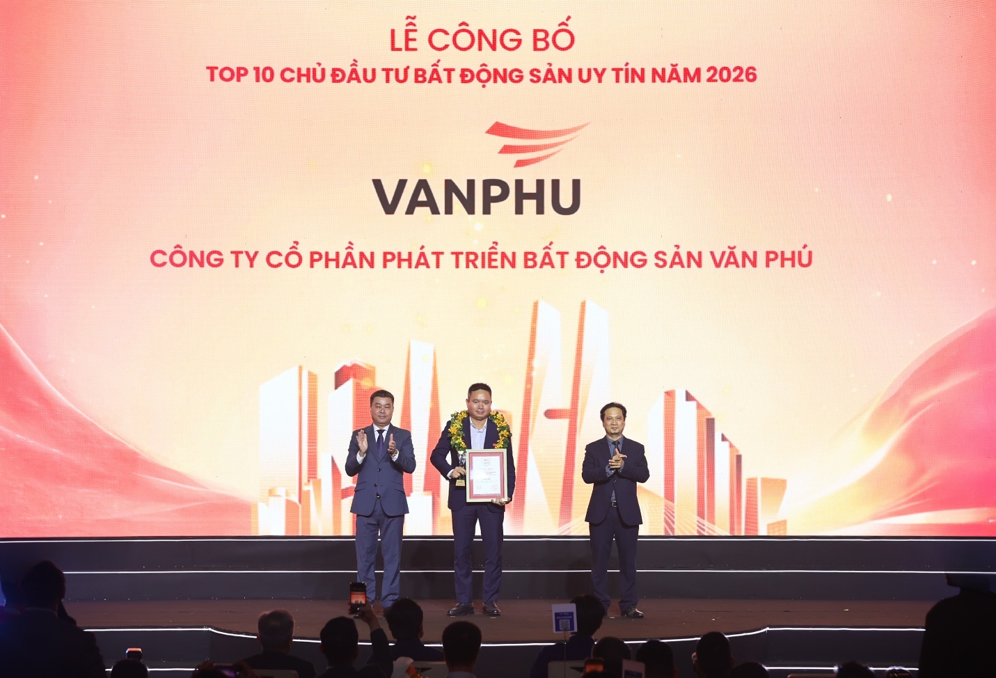 Văn Phú lần thứ 4 liên tiếp đạt top 10 chủ đầu tư Bất động sản uy tín- Ảnh 2.