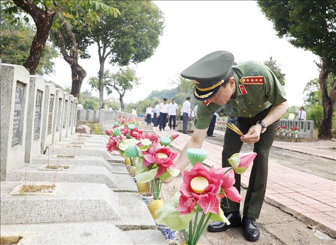 Tổng Bí thư, Chủ tịch nước Tô Lâm dâng hương tưởng niệm các Anh hùng liệt sĩ tại Tây Ninh- Ảnh 4.
