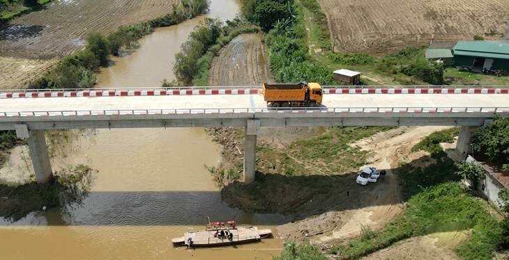 Cầu dài 200m xây xong từ 3 năm trước không thể vận hành, người dân qua sông vẫn phải ‘lụy phà’- Ảnh 1.