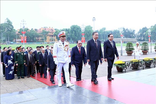 Lãnh đạo Đảng, Nhà nước vào Lăng viếng Chủ tịch Hồ Chí Minh- Ảnh 2.