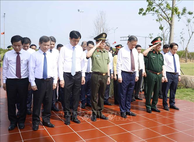 Tổng Bí thư, Chủ tịch nước dâng hương tưởng niệm Đại tướng Võ Nguyên Giáp- Ảnh 8.