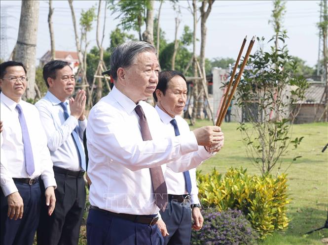 Tổng Bí thư, Chủ tịch nước dâng hương tưởng niệm Đại tướng Võ Nguyên Giáp- Ảnh 9.