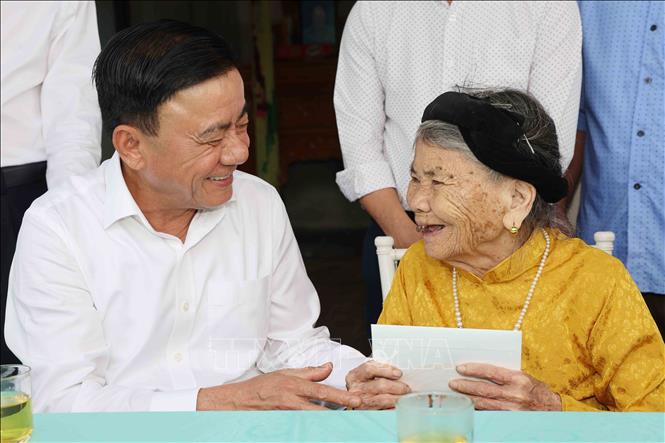 Thường trực Ban Bí thư dâng hương tưởng niệm Chủ tịch Hồ Chí Minh tại Nghệ An- Ảnh 5.