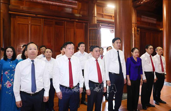 Thường trực Ban Bí thư dâng hương tưởng niệm Chủ tịch Hồ Chí Minh tại Nghệ An- Ảnh 3.