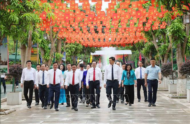 Thường trực Ban Bí thư dâng hương tưởng niệm Chủ tịch Hồ Chí Minh tại Nghệ An- Ảnh 4.