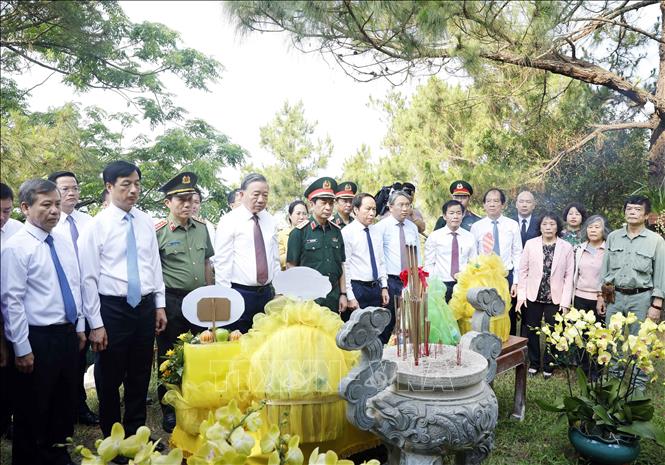 Tổng Bí thư, Chủ tịch nước dâng hương tưởng niệm Đại tướng Võ Nguyên Giáp- Ảnh 3.