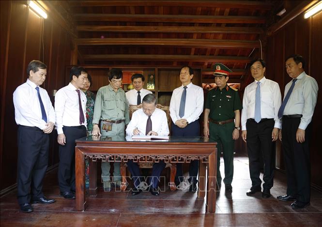 Tổng Bí thư, Chủ tịch nước dâng hương tưởng niệm Đại tướng Võ Nguyên Giáp- Ảnh 5.