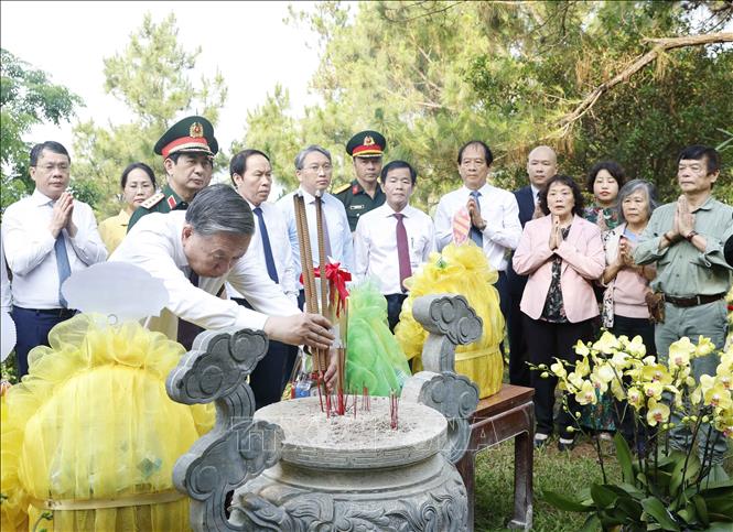 Tổng Bí thư, Chủ tịch nước dâng hương tưởng niệm Đại tướng Võ Nguyên Giáp- Ảnh 2.