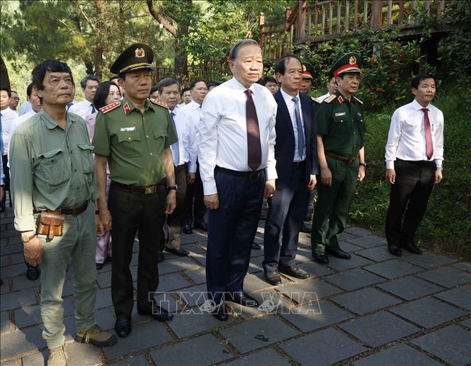 Tổng Bí thư, Chủ tịch nước dâng hương tưởng niệm Đại tướng Võ Nguyên Giáp- Ảnh 4.