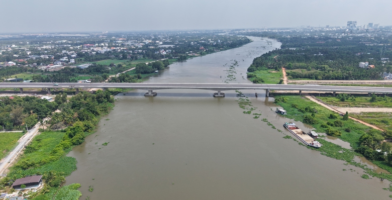 Tháng này, cây cầu trọng yếu 600 tỷ bắc qua dòng sông biểu tượng của TP. HCM sẽ chính thức thông xe- Ảnh 1.