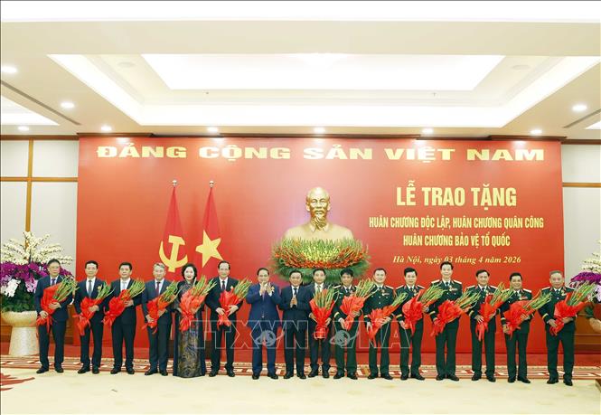 Lễ trao tặng Huân chương cao quý cho các đồng chí lãnh đạo Đảng, Nhà nước và cán bộ cấp cao- Ảnh 4.
