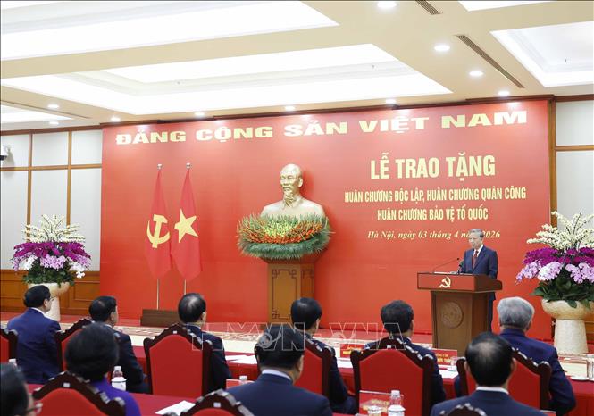Lễ trao tặng Huân chương cao quý cho các đồng chí lãnh đạo Đảng, Nhà nước và cán bộ cấp cao- Ảnh 5.