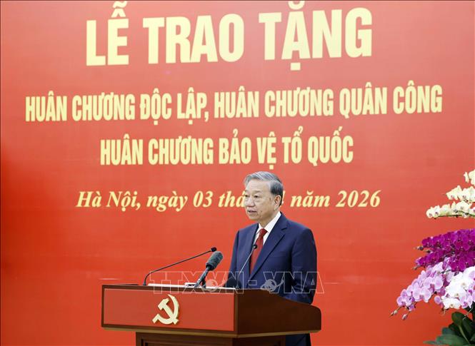 Lễ trao tặng Huân chương cao quý cho các đồng chí lãnh đạo Đảng, Nhà nước và cán bộ cấp cao- Ảnh 6.