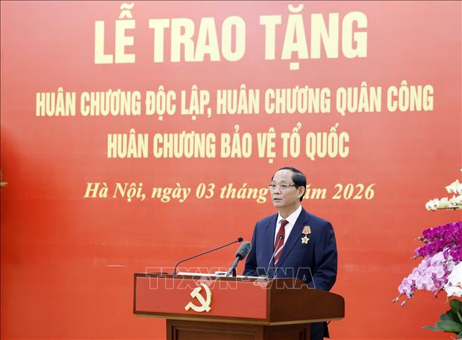 Lễ trao tặng Huân chương cao quý cho các đồng chí lãnh đạo Đảng, Nhà nước và cán bộ cấp cao- Ảnh 7.
