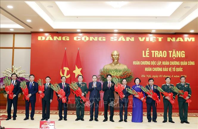 Lễ trao tặng Huân chương cao quý cho các đồng chí lãnh đạo Đảng, Nhà nước và cán bộ cấp cao- Ảnh 3.