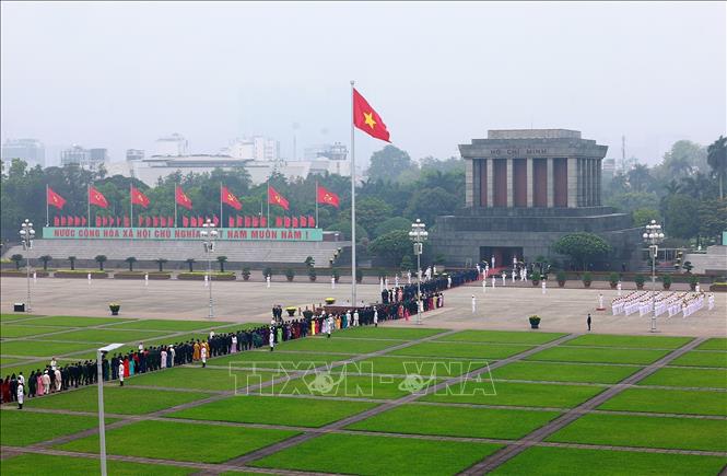 Đại biểu Quốc hội khóa XVI vào Lăng viếng Chủ tịch Hồ Chí Minh và đặt vòng hoa tại Đài tưởng niệm các Anh hùng, liệt sĩ- Ảnh 4. Đại biểu Quốc hội khóa XVI vào Lăng viếng Chủ tịch Hồ Chí Minh và đặt vòng hoa tại Đài tưởng niệm các Anh hùng, liệt sĩ- Ảnh 4.