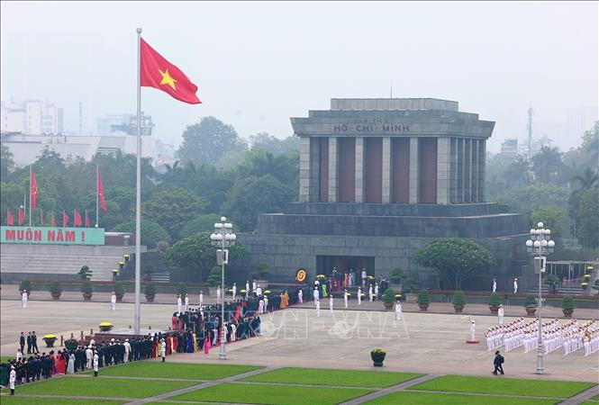 Đại biểu Quốc hội khóa XVI vào Lăng viếng Chủ tịch Hồ Chí Minh và đặt vòng hoa tại Đài tưởng niệm các Anh hùng, liệt sĩ- Ảnh 5. Đại biểu Quốc hội khóa XVI vào Lăng viếng Chủ tịch Hồ Chí Minh và đặt vòng hoa tại Đài tưởng niệm các Anh hùng, liệt sĩ- Ảnh 5.