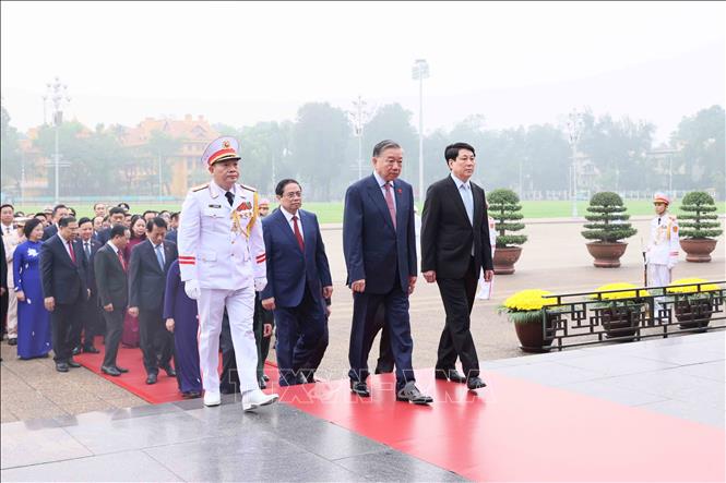 Đại biểu Quốc hội khóa XVI vào Lăng viếng Chủ tịch Hồ Chí Minh và đặt vòng hoa tại Đài tưởng niệm các Anh hùng, liệt sĩ- Ảnh 3. Đại biểu Quốc hội khóa XVI vào Lăng viếng Chủ tịch Hồ Chí Minh và đặt vòng hoa tại Đài tưởng niệm các Anh hùng, liệt sĩ- Ảnh 3.