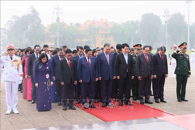 Đại biểu Quốc hội khóa XVI vào Lăng viếng Chủ tịch Hồ Chí Minh và đặt vòng hoa tại Đài tưởng niệm các Anh hùng, liệt sĩ- Ảnh 2. Đại biểu Quốc hội khóa XVI vào Lăng viếng Chủ tịch Hồ Chí Minh và đặt vòng hoa tại Đài tưởng niệm các Anh hùng, liệt sĩ- Ảnh 2.