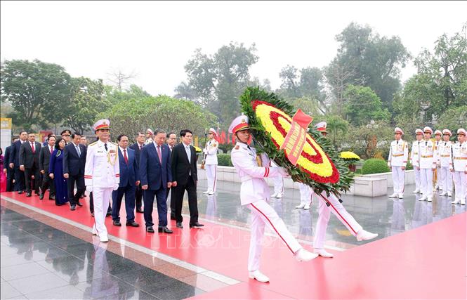 Đại biểu Quốc hội khóa XVI vào Lăng viếng Chủ tịch Hồ Chí Minh và đặt vòng hoa tại Đài tưởng niệm các Anh hùng, liệt sĩ- Ảnh 7. Đại biểu Quốc hội khóa XVI vào Lăng viếng Chủ tịch Hồ Chí Minh và đặt vòng hoa tại Đài tưởng niệm các Anh hùng, liệt sĩ- Ảnh 7.