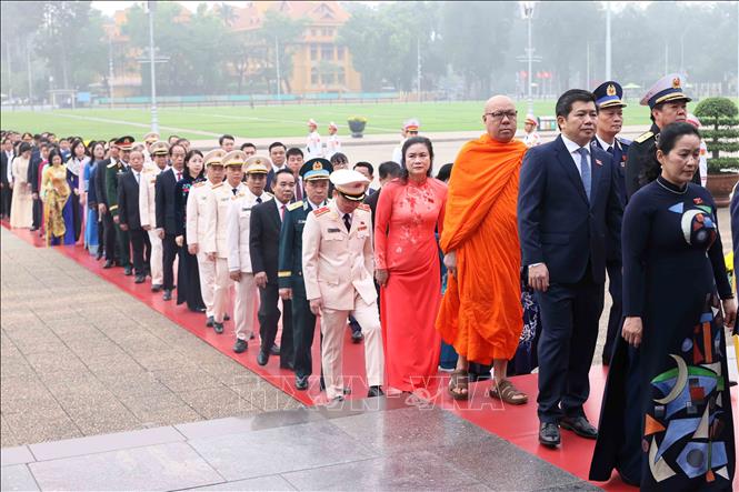 Đại biểu Quốc hội khóa XVI vào Lăng viếng Chủ tịch Hồ Chí Minh và đặt vòng hoa tại Đài tưởng niệm các Anh hùng, liệt sĩ- Ảnh 6. Đại biểu Quốc hội khóa XVI vào Lăng viếng Chủ tịch Hồ Chí Minh và đặt vòng hoa tại Đài tưởng niệm các Anh hùng, liệt sĩ- Ảnh 6.