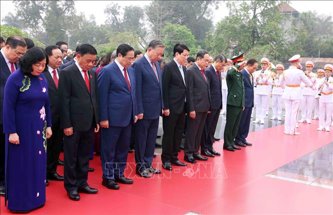 Đại biểu Quốc hội khóa XVI vào Lăng viếng Chủ tịch Hồ Chí Minh và đặt vòng hoa tại Đài tưởng niệm các Anh hùng, liệt sĩ- Ảnh 8. Đại biểu Quốc hội khóa XVI vào Lăng viếng Chủ tịch Hồ Chí Minh và đặt vòng hoa tại Đài tưởng niệm các Anh hùng, liệt sĩ- Ảnh 8.